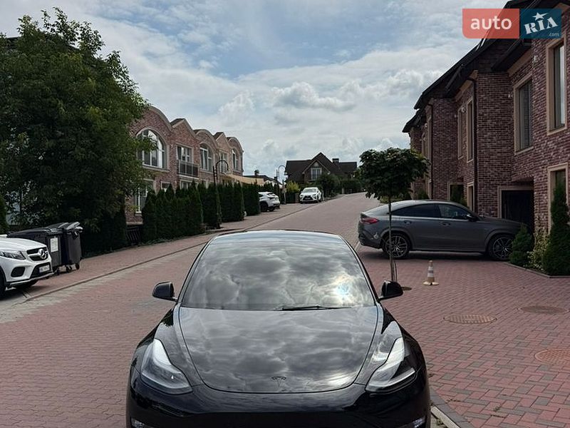 Седан Tesla Model 3 2021 в Чернівцях