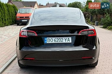 Седан Tesla Model 3 2021 в Чернівцях