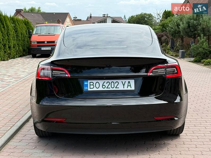 Седан Tesla Model 3 2021 в Чернівцях