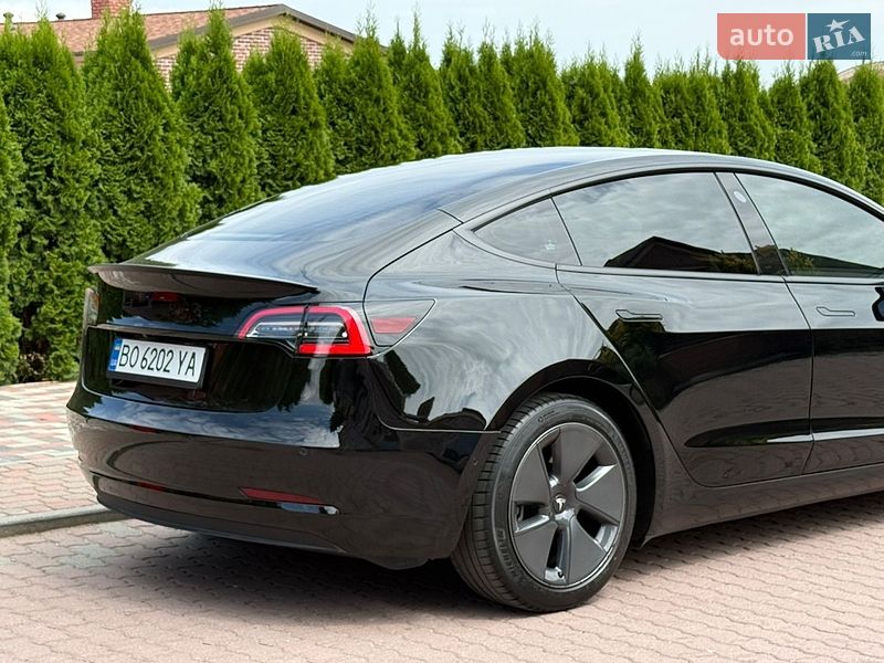 Седан Tesla Model 3 2021 в Чернівцях