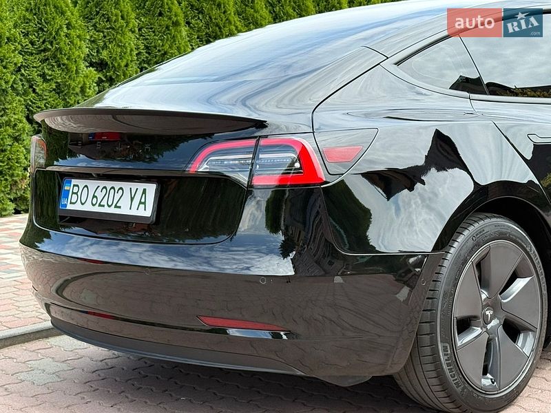 Седан Tesla Model 3 2021 в Чернівцях