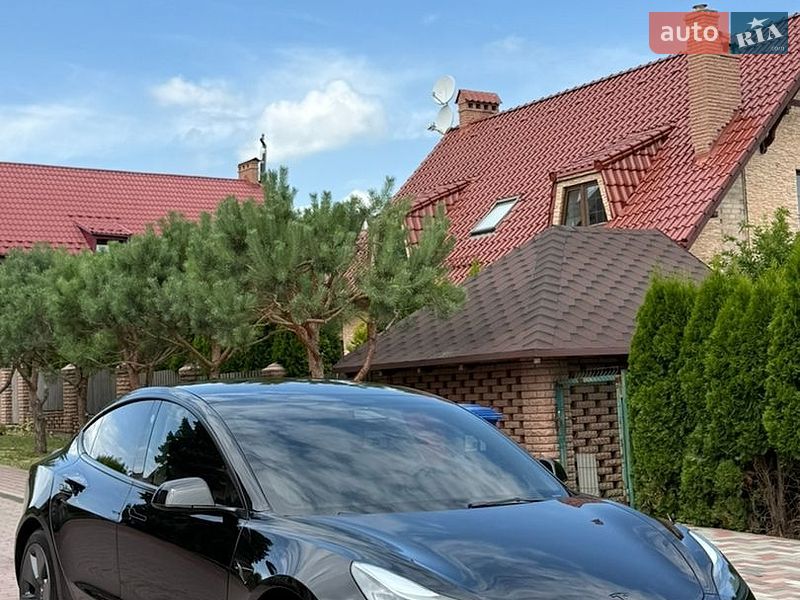 Седан Tesla Model 3 2021 в Чернівцях