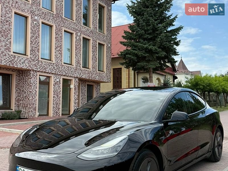 Седан Tesla Model 3 2021 в Чернівцях