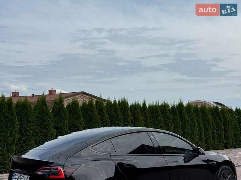 Седан Tesla Model 3 2021 в Чернівцях