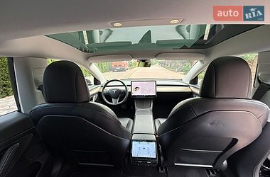 Седан Tesla Model 3 2021 в Чернівцях