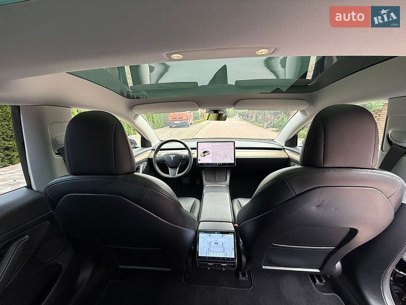 Седан Tesla Model 3 2021 в Чернівцях