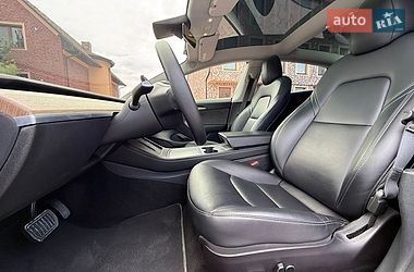 Седан Tesla Model 3 2021 в Чернівцях