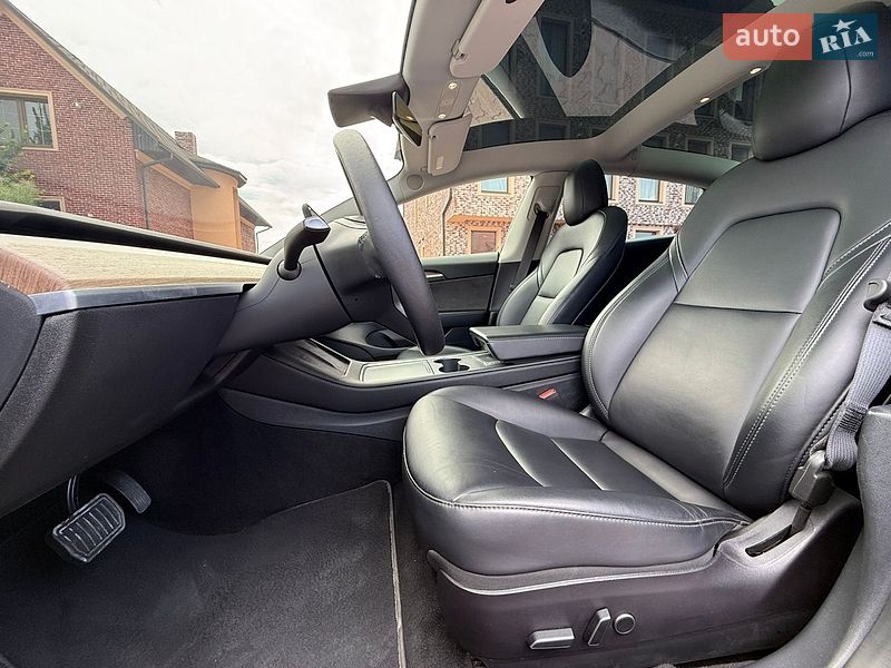 Седан Tesla Model 3 2021 в Чернівцях