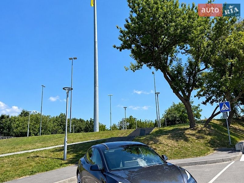 Седан Tesla Model 3 2022 в Виннице