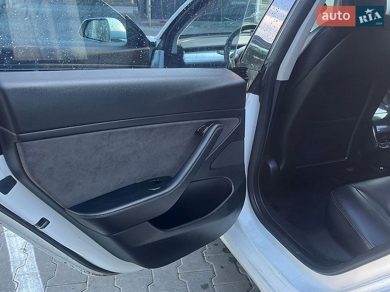Седан Tesla Model 3 2018 в Луцьку