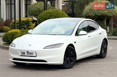 Седан Tesla Model 3 2025 в Стрию