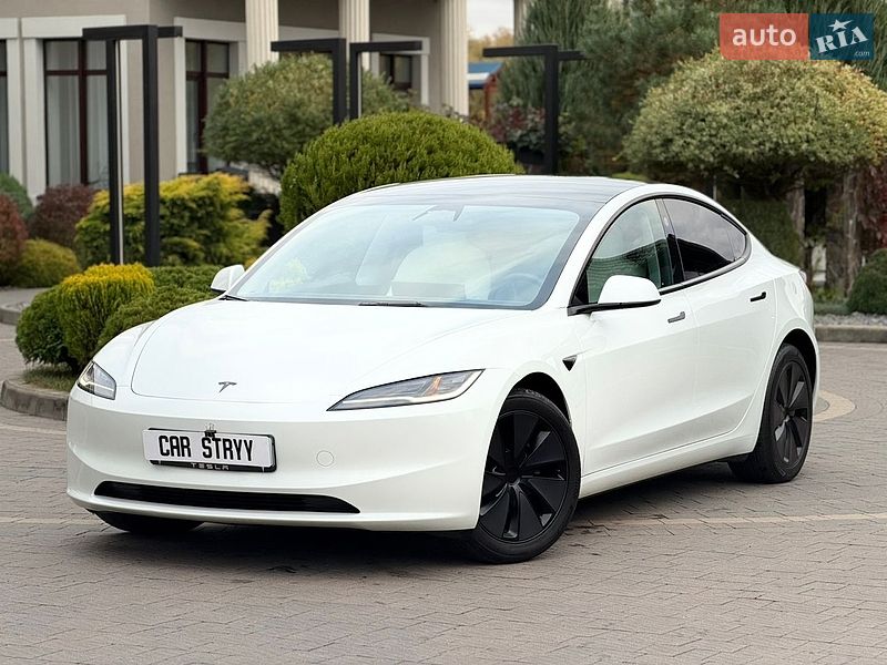 Седан Tesla Model 3 2025 в Стрию