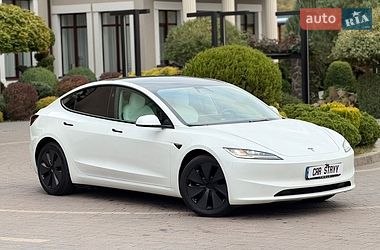 Седан Tesla Model 3 2025 в Стрию