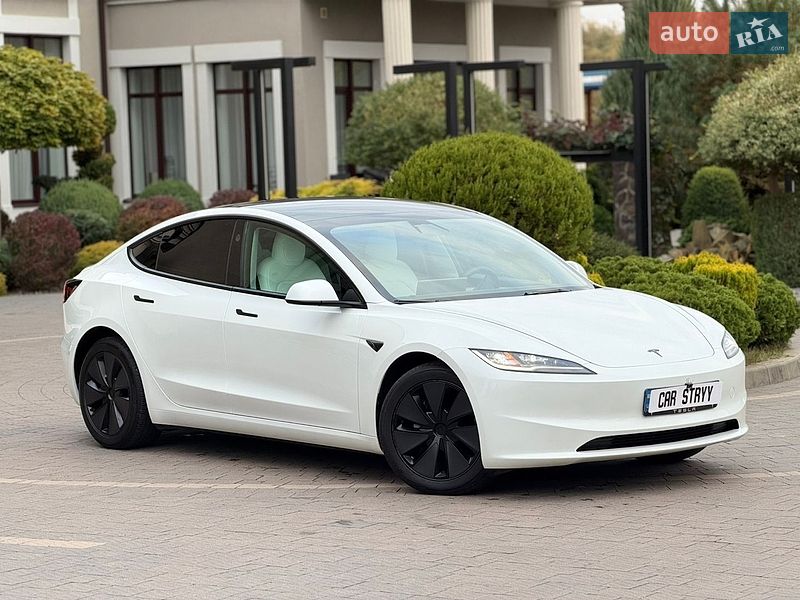 Седан Tesla Model 3 2025 в Стрию