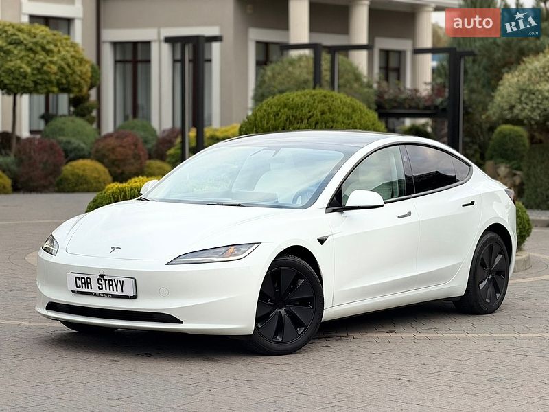 Седан Tesla Model 3 2025 в Стрию