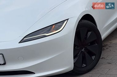 Седан Tesla Model 3 2025 в Стрию
