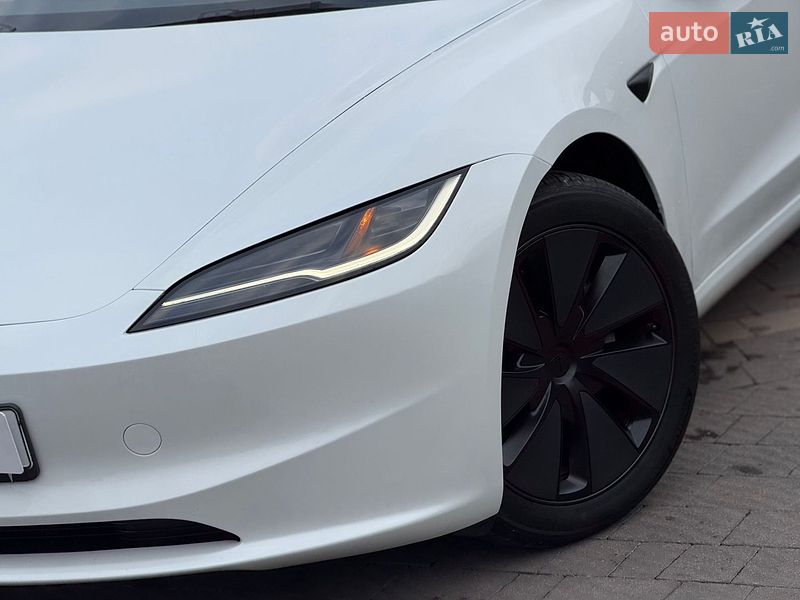 Седан Tesla Model 3 2025 в Стрию