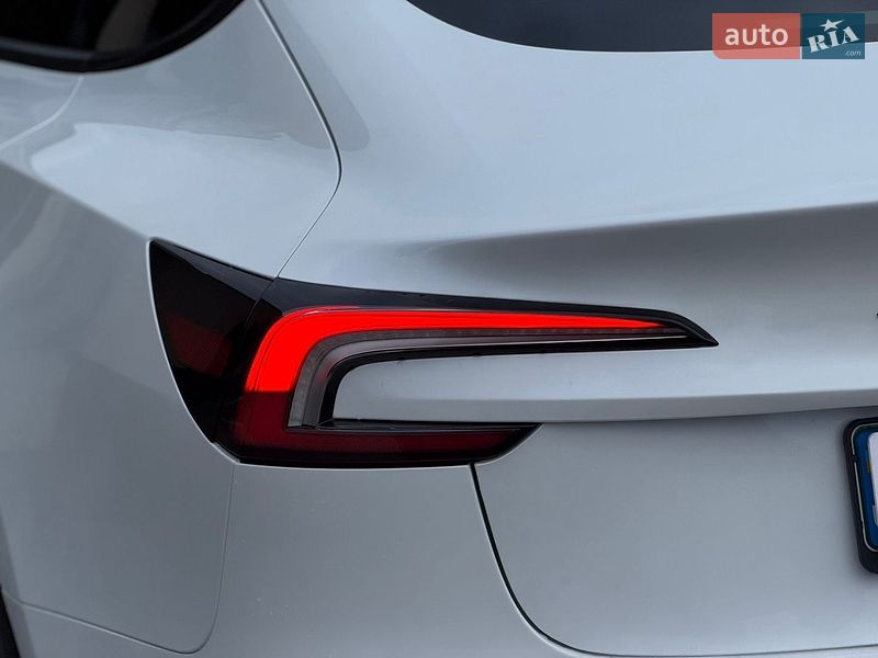 Седан Tesla Model 3 2025 в Стрию
