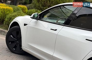 Седан Tesla Model 3 2025 в Стрию
