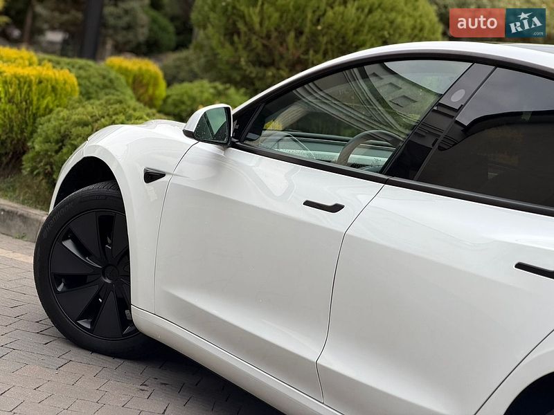Седан Tesla Model 3 2025 в Стрию