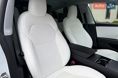 Седан Tesla Model 3 2025 в Стрию