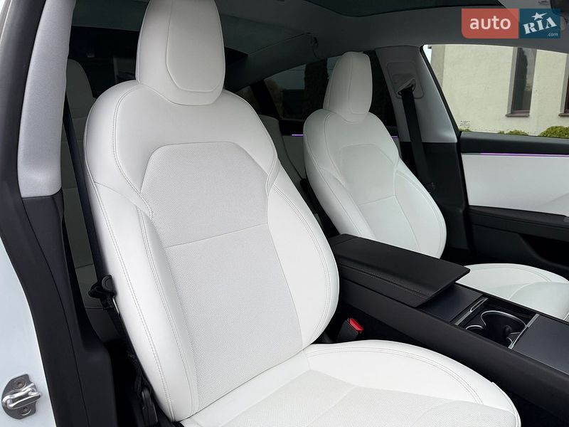 Седан Tesla Model 3 2025 в Стрию