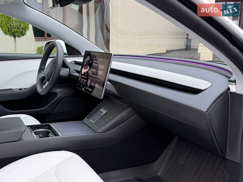 Седан Tesla Model 3 2025 в Стрию