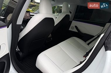 Седан Tesla Model 3 2025 в Стрию