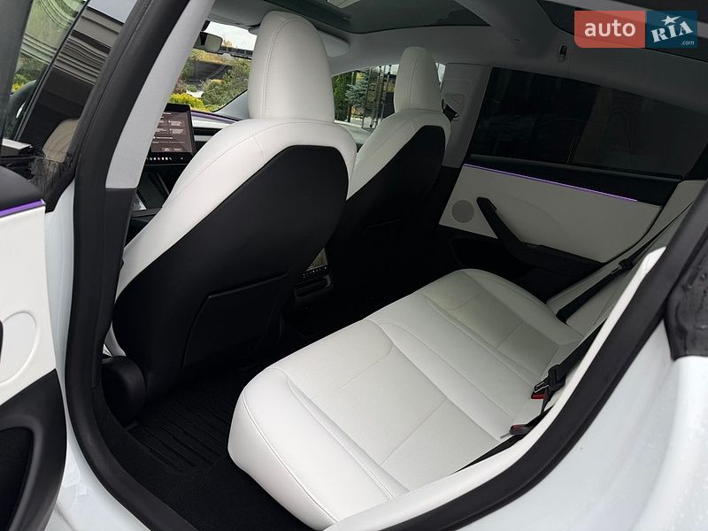 Седан Tesla Model 3 2025 в Стрию