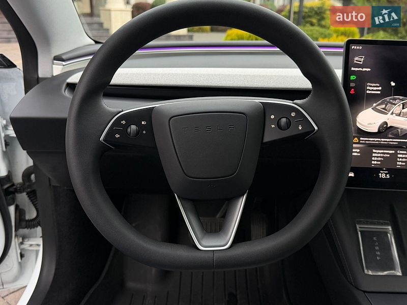 Седан Tesla Model 3 2025 в Стрию