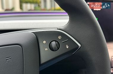 Седан Tesla Model 3 2025 в Стрию