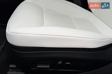 Седан Tesla Model 3 2025 в Стрию
