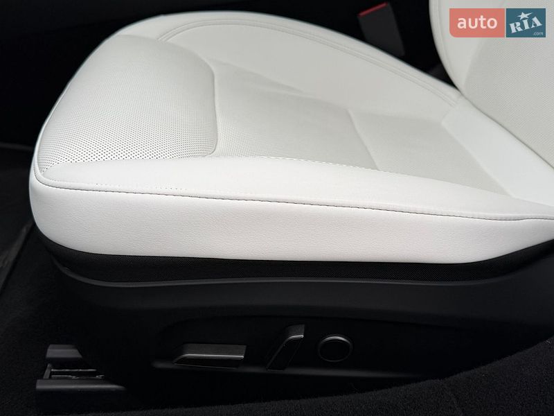 Седан Tesla Model 3 2025 в Стрию
