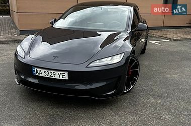 Седан Tesla Model 3 2024 в Вишневом