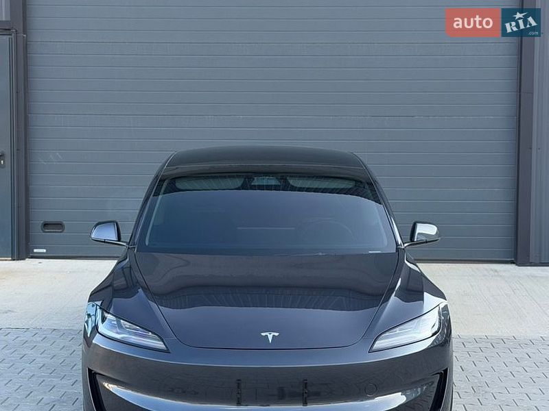 Tesla Model 3, фото з оголошення