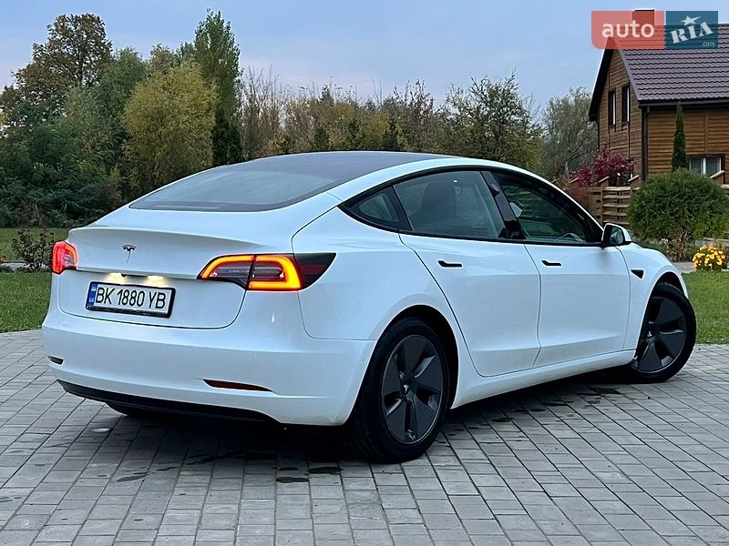 Седан Tesla Model 3 2021 в Луцке