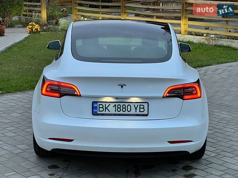 Седан Tesla Model 3 2021 в Луцке