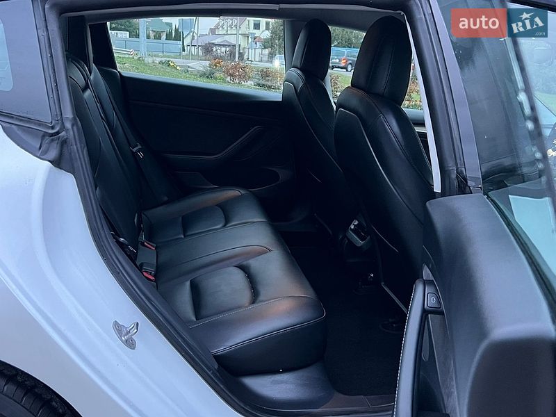 Седан Tesla Model 3 2021 в Луцке