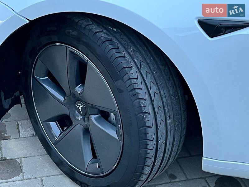 Седан Tesla Model 3 2021 в Луцке