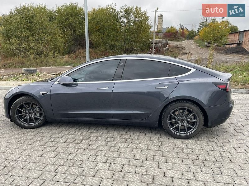 Седан Tesla Model 3 2019 в Львове