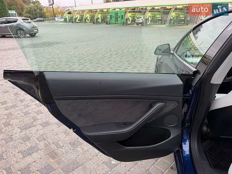 Седан Tesla Model 3 2023 в Кропивницком