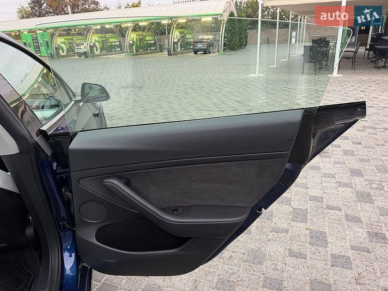 Седан Tesla Model 3 2023 в Кропивницком
