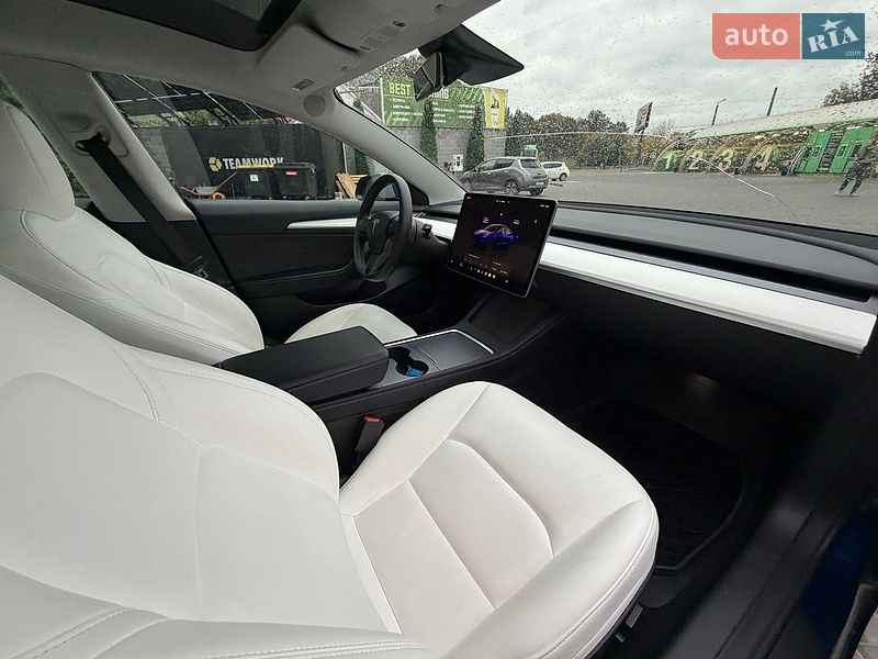 Седан Tesla Model 3 2023 в Кропивницком