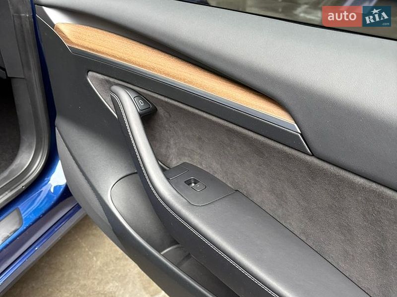 Седан Tesla Model 3 2023 в Києві