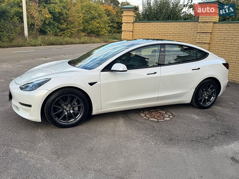 Седан Tesla Model 3 2021 в Киеве