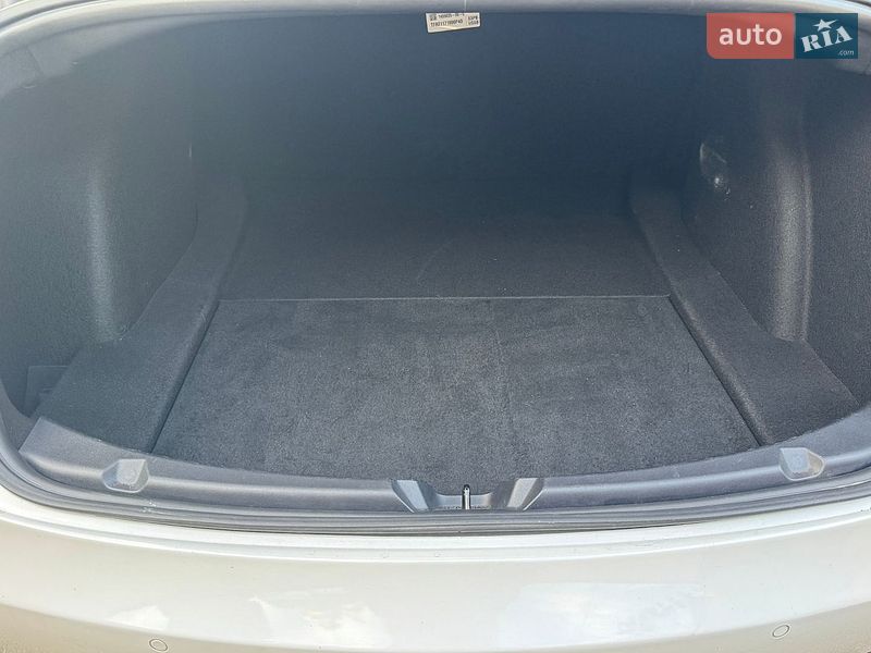 Седан Tesla Model 3 2021 в Киеве