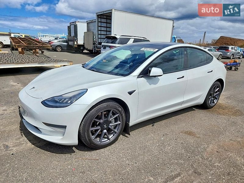 Седан Tesla Model 3 2021 в Львове