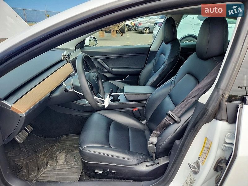 Седан Tesla Model 3 2021 в Львове