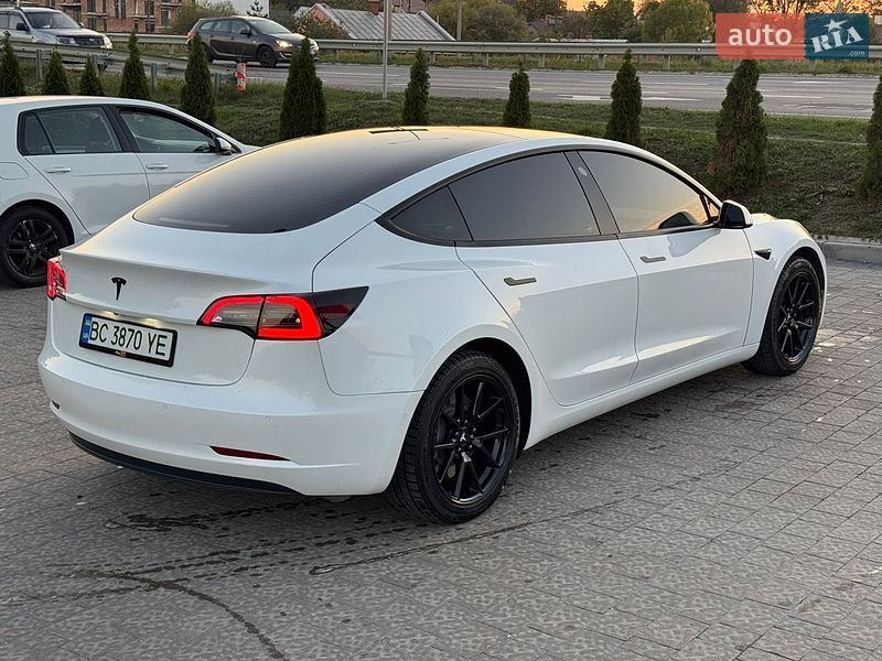 Седан Tesla Model 3 2022 в Львове