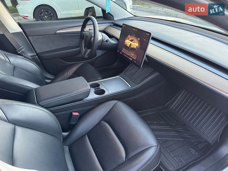 Седан Tesla Model 3 2022 в Львове